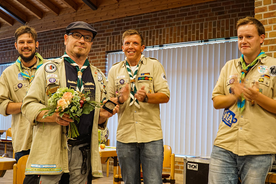 F&uuml;r sein jahrelanges Engagement erhielt AvB die Georgs-Medaille