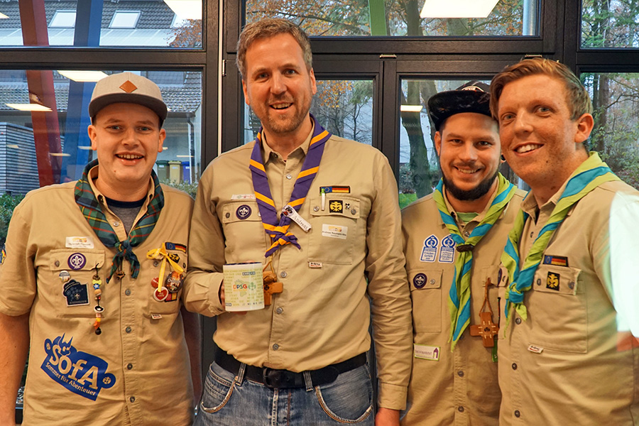 Andreas Naumann-Hinz ist weitere drei Jahre Di&ouml;zesankurat. Gl&uuml;ckw&uuml;nschen gab's dazu von Christoph, Julian und Benne.