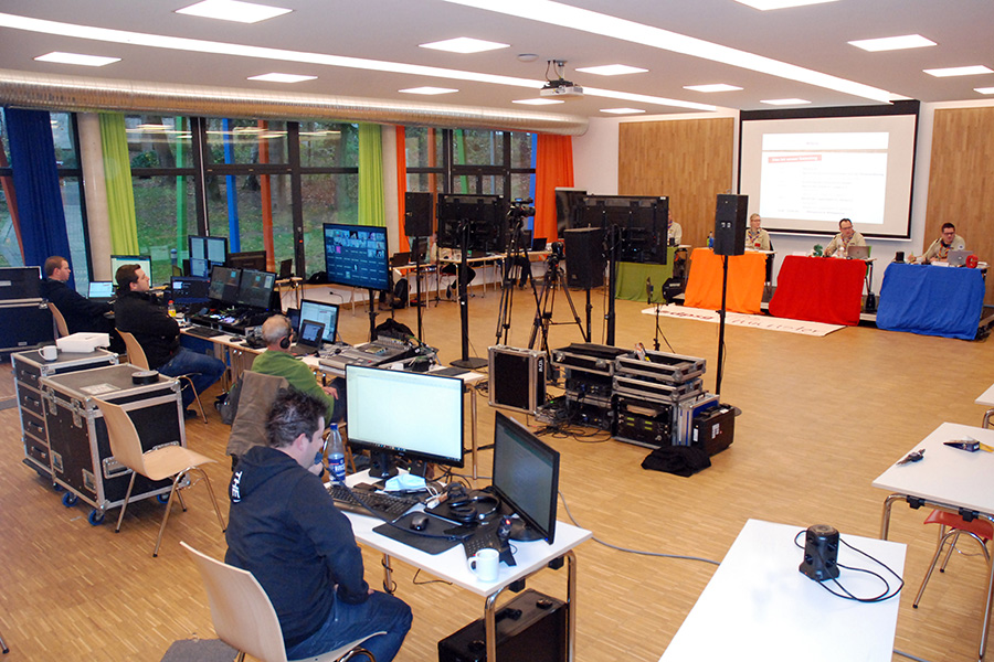 Wenige Menschen, viel Technik. Eine Di&ouml;zesanversammlung in Zeiten der Corona-Pandemie.