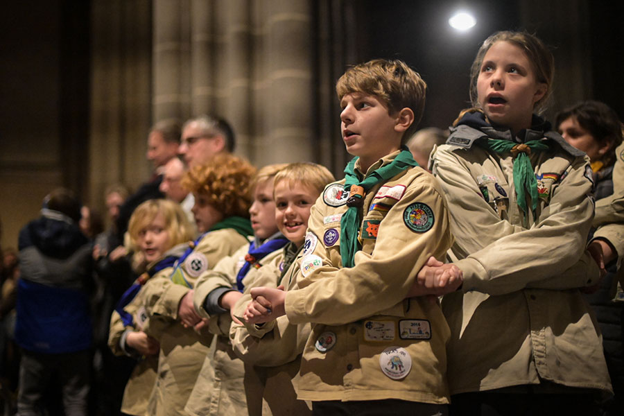 Den ersten Schritt wagen und sich die H&auml;nde reichen geh&ouml;rt dazu, wenn Frieden Wirklichkeit werden soll.