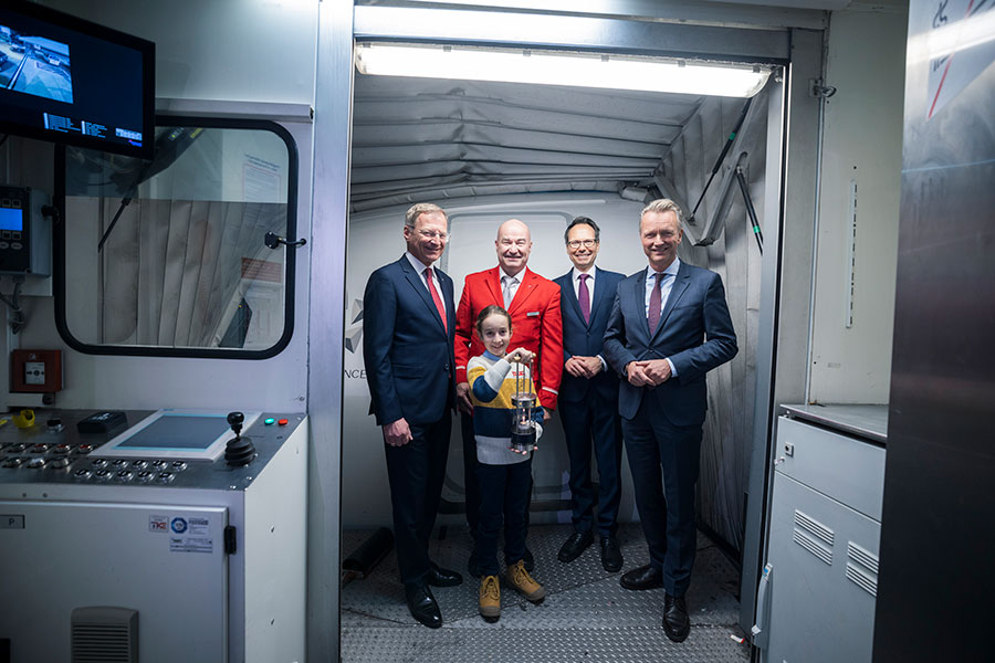 Angekommen: &Uuml;bergabe des Friedenslichts am Flughafen Wien